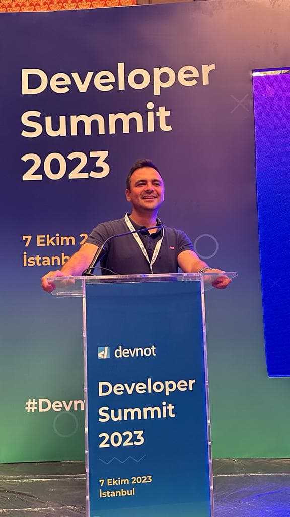 Yunus Emre İstanbul'daki Devnot Developer Summit 2023'te konuşma yaparken
