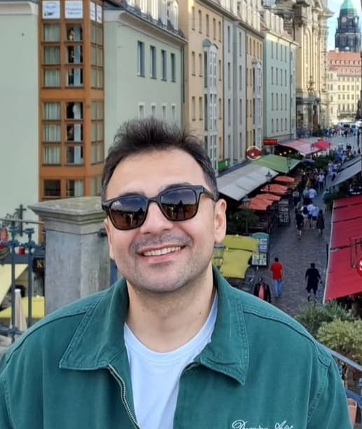 Yunus Emre Keskin'in Dresden eski şehrinde güneş gözlüğüyle gülümsediği portre
